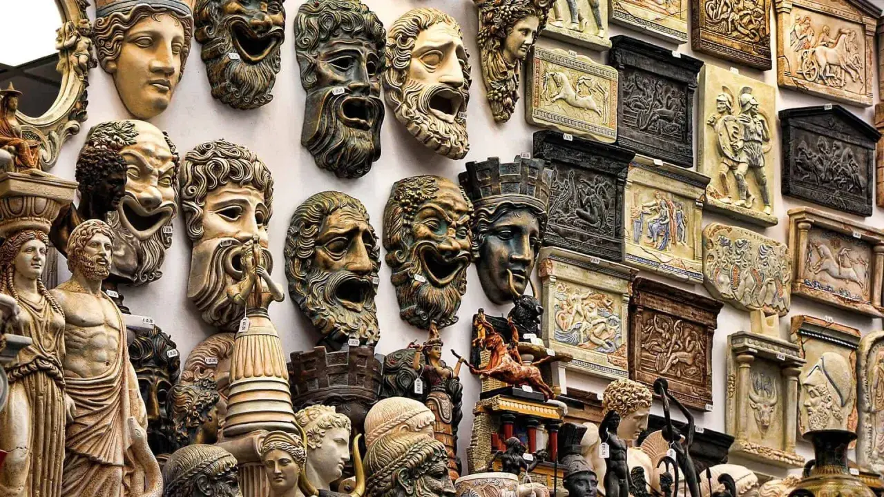 Grecja oferuje wiele pamiątek: maski teatralne, rzeźby bogów i herosów, płaskorzeźby z mitologicznymi scenami. Idealne, by poczuć ducha starożytności.