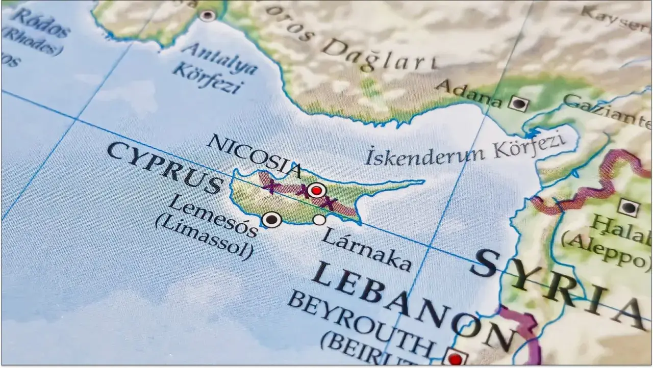 Mapa pokazuje, gdzie leży Cypr, między Turcją a Syrią, z zaznaczonymi Nikozją, Limassol i Larnaką.