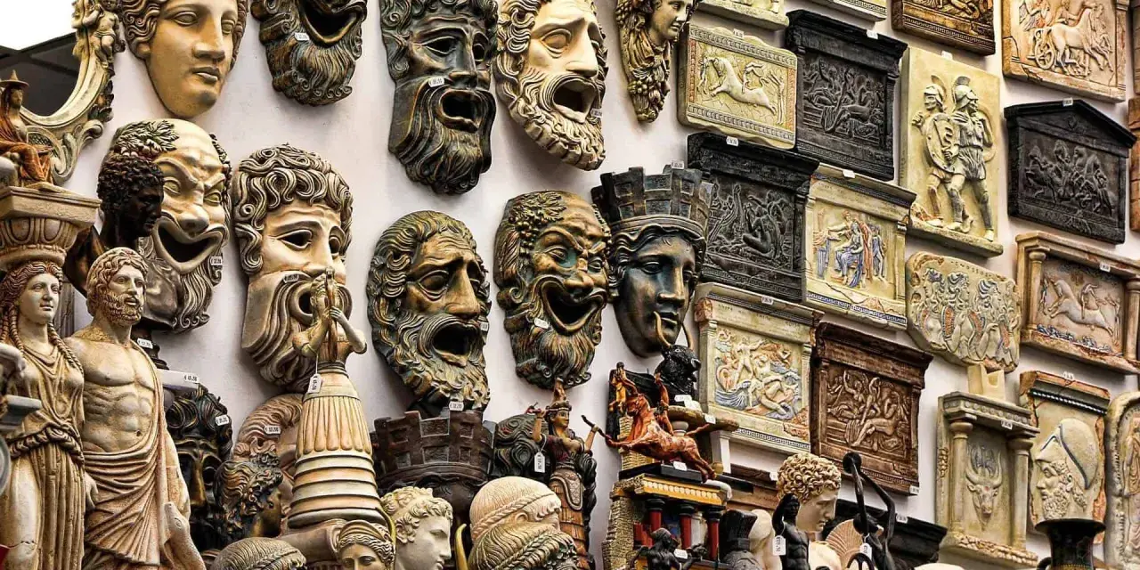Grecja oferuje wiele pamiątek: maski teatralne, rzeźby bogów i herosów, płaskorzeźby z mitologicznymi scenami. Idealne, by poczuć ducha starożytności.
