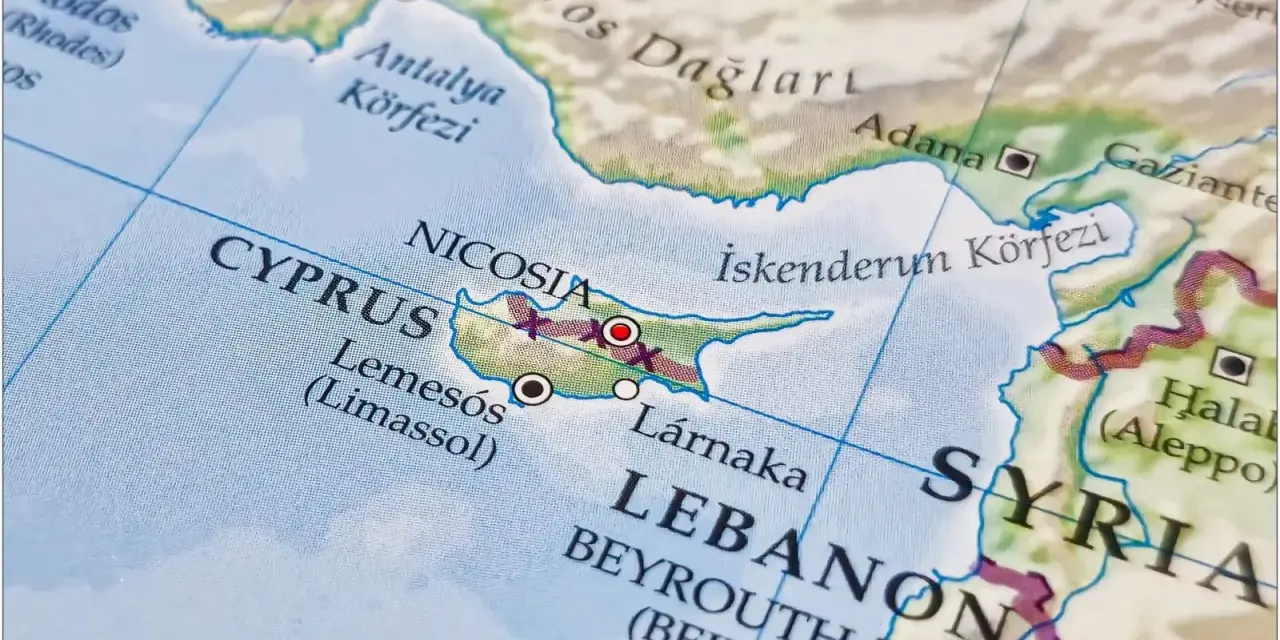 Mapa pokazuje, gdzie leży Cypr, między Turcją a Syrią, z zaznaczonymi Nikozją, Limassol i Larnaką.