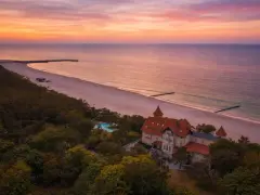 Zachód słońca nad Bałtykiem, pałac i plaża – to najpiękniejsze miejsce na wakacje w Polsce.