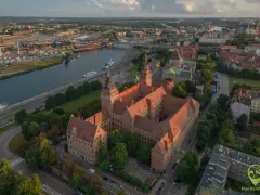 Widok z lotu ptaka na Zamek Książąt Pomorskich i Odrę. Idealne miejsce, by zacząć planować, co zwiedzić w Szczecinie.