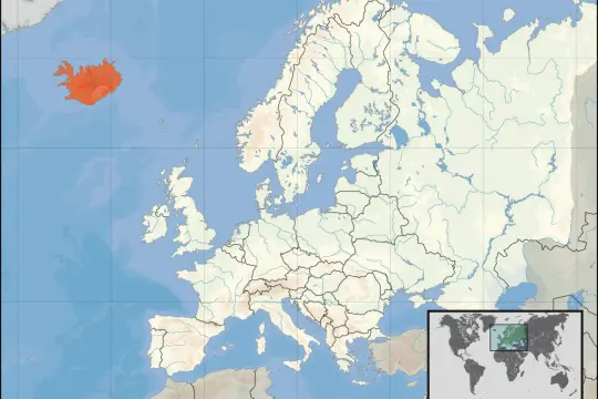 Mapa Europy z zaznaczoną na czerwono Islandią. Pokazuje, gdzie leży Islandia, na północnym Atlantyku, na zachód od Norwegii.