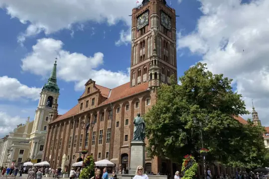 Rynek Staromiejski w Toruniu z Ratuszem i wieżą zegarową. Idealne miejsce, by zacząć zwiedzać Toruń i poczuć jego atmosferę.