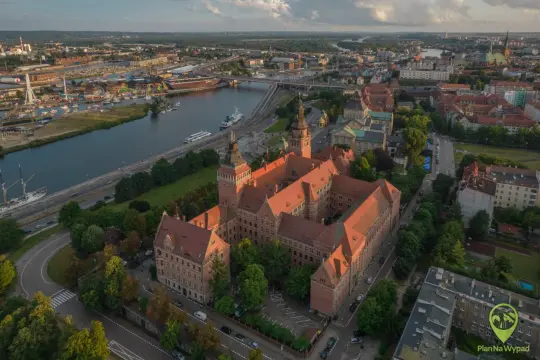 Widok z lotu ptaka na Zamek Książąt Pomorskich i Odrę. Idealne miejsce, by zacząć planować, co zwiedzić w Szczecinie.