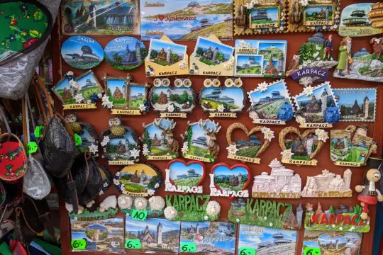 Jaka pamiątka z Karpacza? Mnóstwo magnesów z widokami na Śnieżkę, Świątynię Wang i Karkonosze.