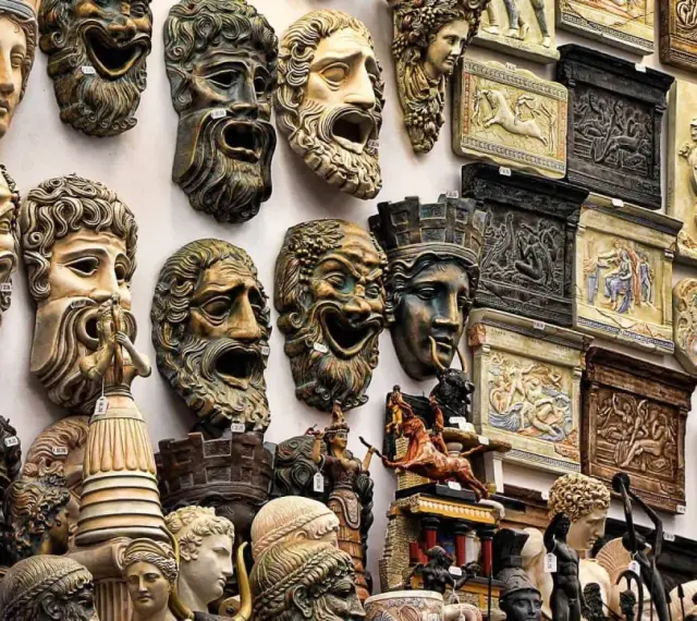 Grecja oferuje wiele pamiątek: maski teatralne, rzeźby bogów i herosów, płaskorzeźby z mitologicznymi scenami. Idealne, by poczuć ducha starożytności.