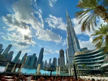Widok na drapacze chmur w Dubaju, w tym Burdż Chalifa. Czy zjednoczone emiraty arabskie są bezpieczne? Tak, to nowoczesne i bezpieczne miejsce.