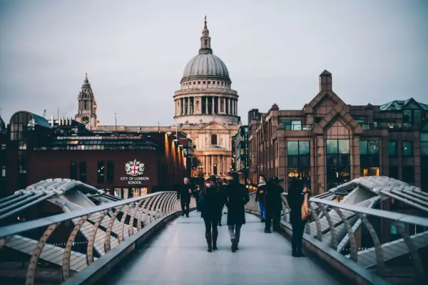 Most Millenium Bridge w Londynie, z katedrą św. Pawła w tle. Idealne miejsce na spacer i poszukiwanie pamiątek z Londynu, co kupić.